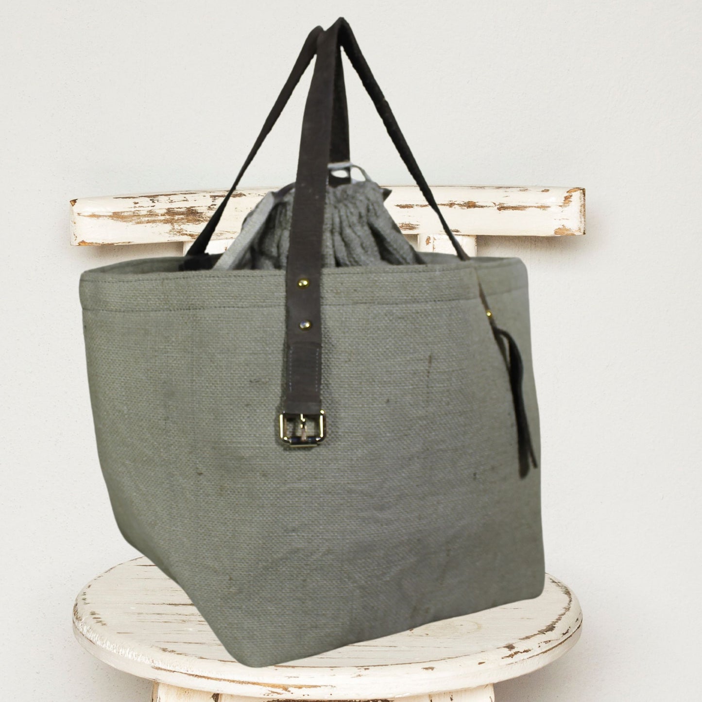 Large Jute Handbag with Drawstring Closure & Leather Handles – Eco-Chic Everyday Tote