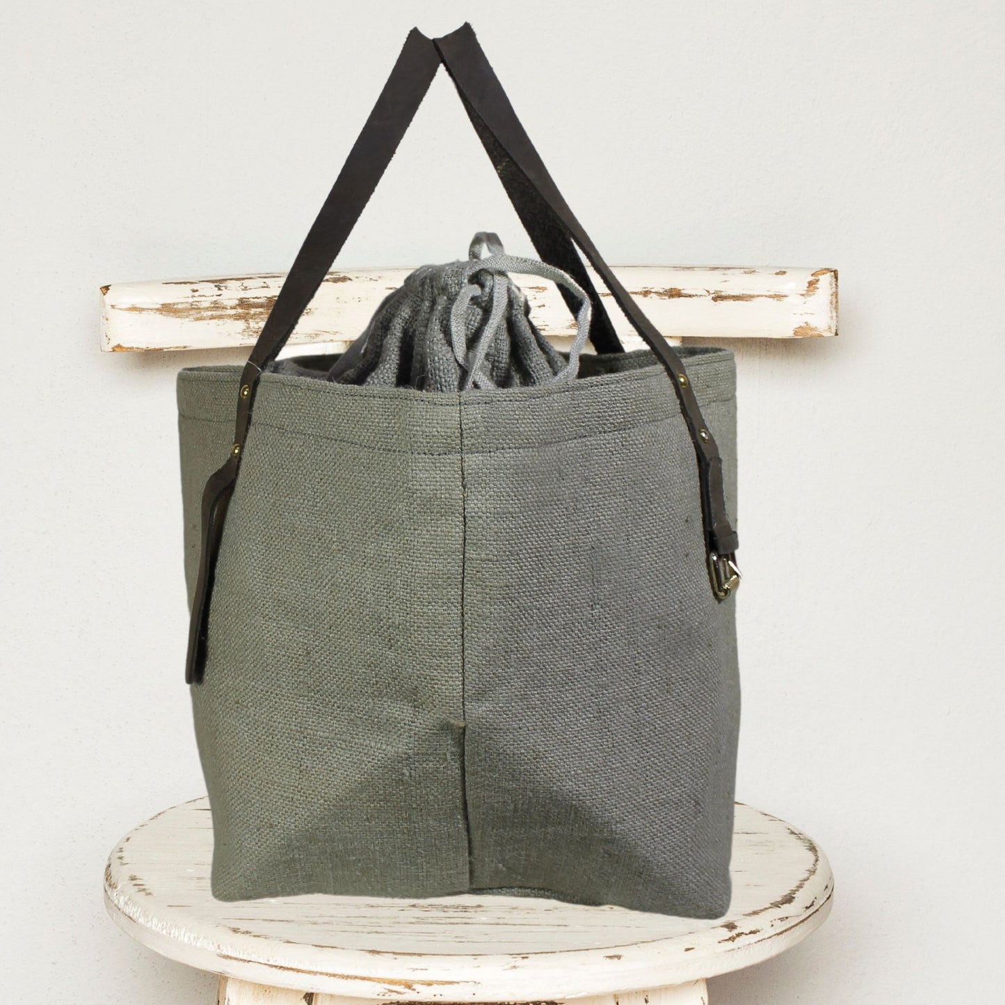 Large Jute Handbag with Drawstring Closure & Leather Handles – Eco-Chic Everyday Tote