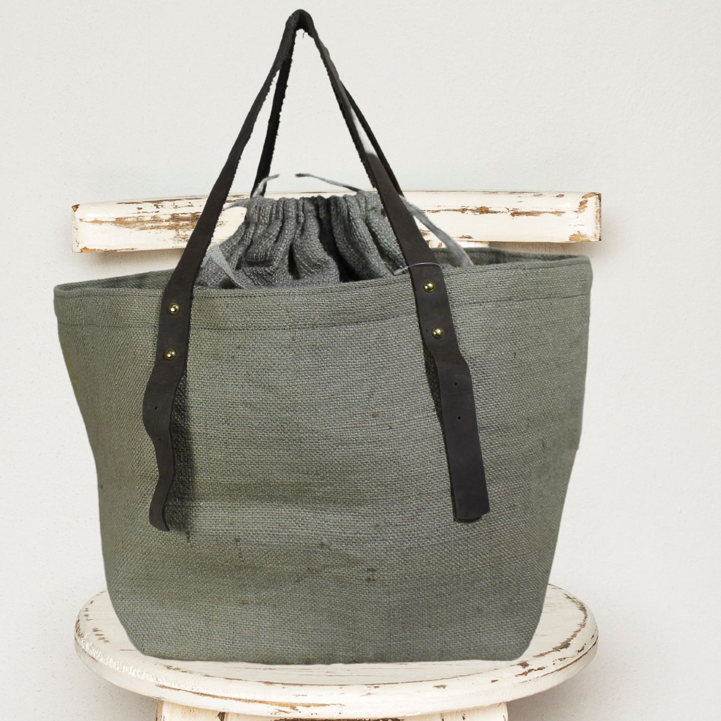 Large Jute Handbag with Drawstring Closure & Leather Handles – Eco-Chic Everyday Tote