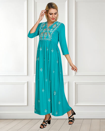 🌸 Women’s Floral Embroidered Tunic