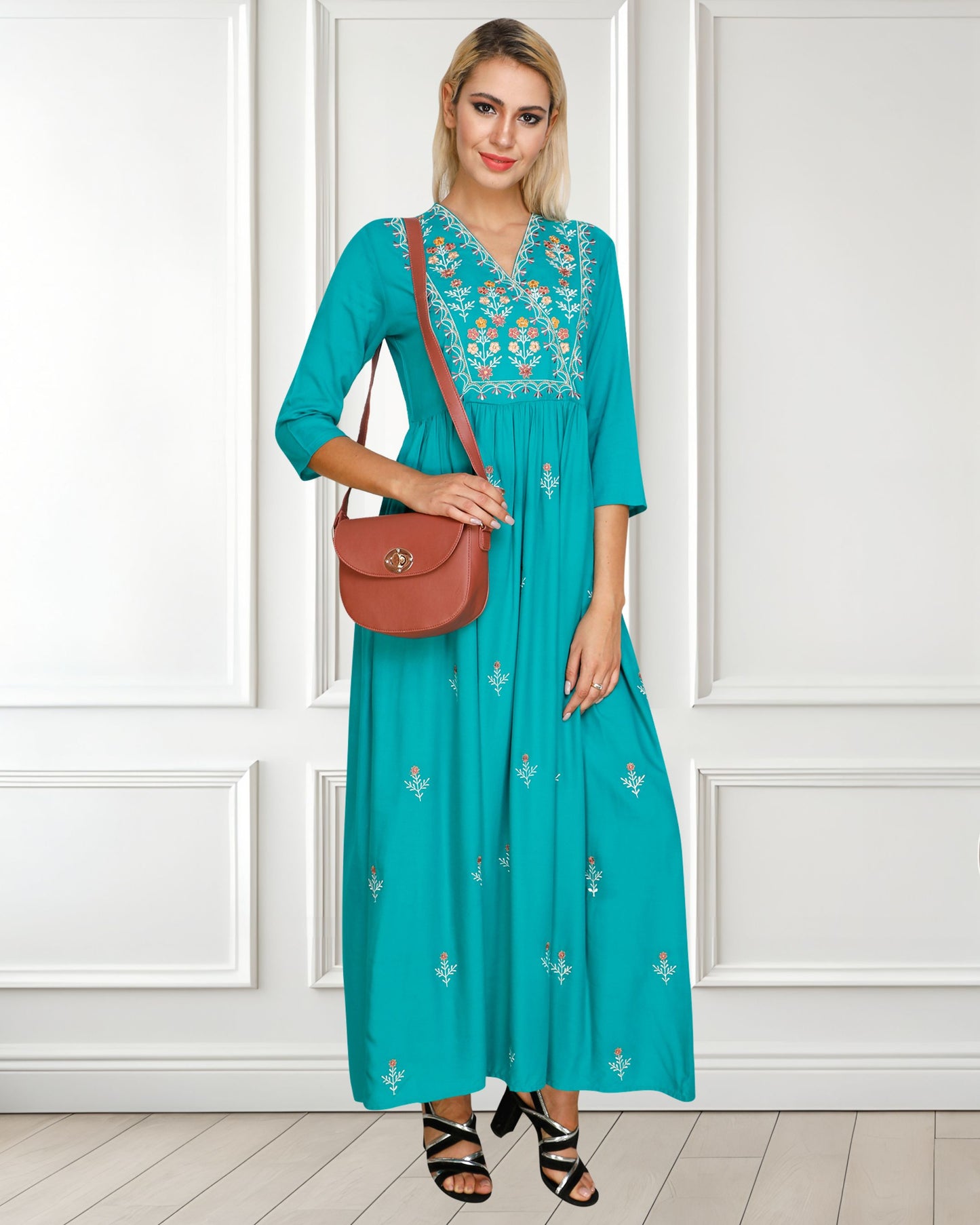 🌸 Women’s Floral Embroidered Tunic