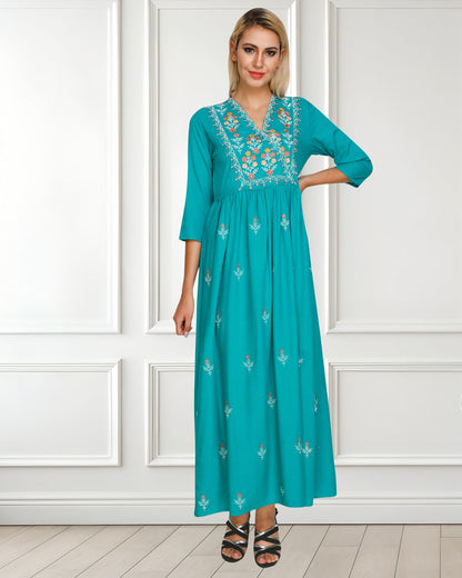 🌸 Women’s Floral Embroidered Tunic