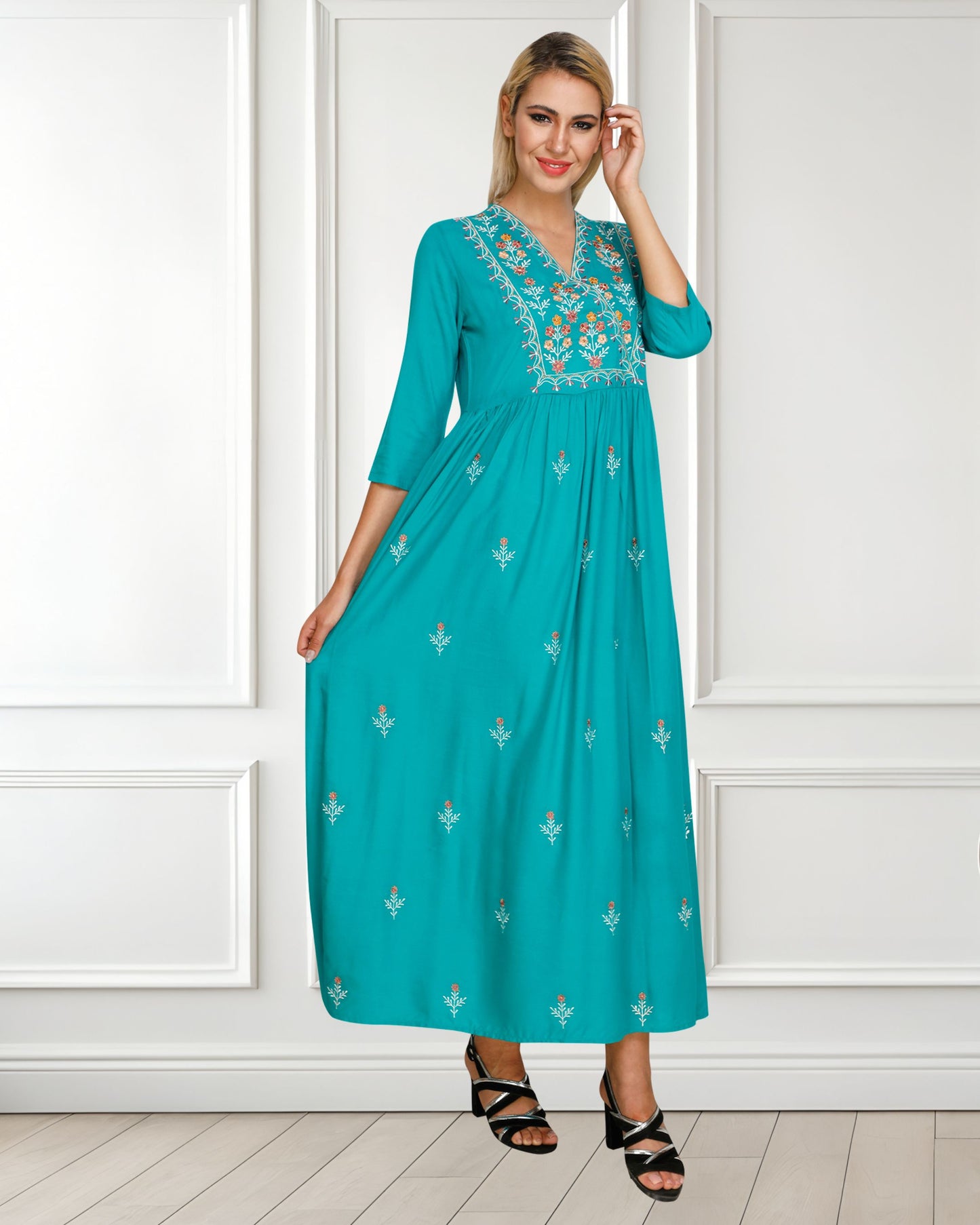🌸 Women’s Floral Embroidered Tunic