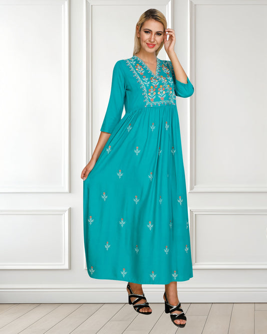 🌸 Women’s Floral Embroidered Tunic